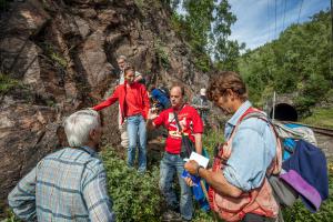 Международная конференция «Большие магматические провинции Азии: мантийные плюмы и металлогения» геологическая экскурсия на Кругобайкальскую железную дорогу (Байкал). Д.г.-м.н. А.М. Мазукабзов (стоит спиной), к.г.-м.н. Т.В. Донская с коллегами из зарубежья, 2011 г. 